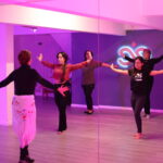 Aula de dança no Stellae Studio com alunos em movimento e ambiente acolhedor